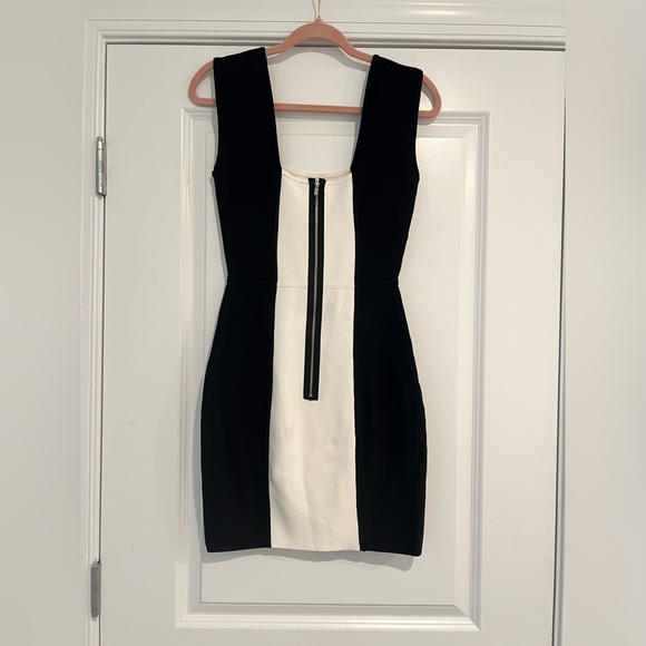 BCBGMAXAZRIA "Tamira" Bodycon Dress. Size S. Black & White Zip Up Back. - Picture 3 of 6